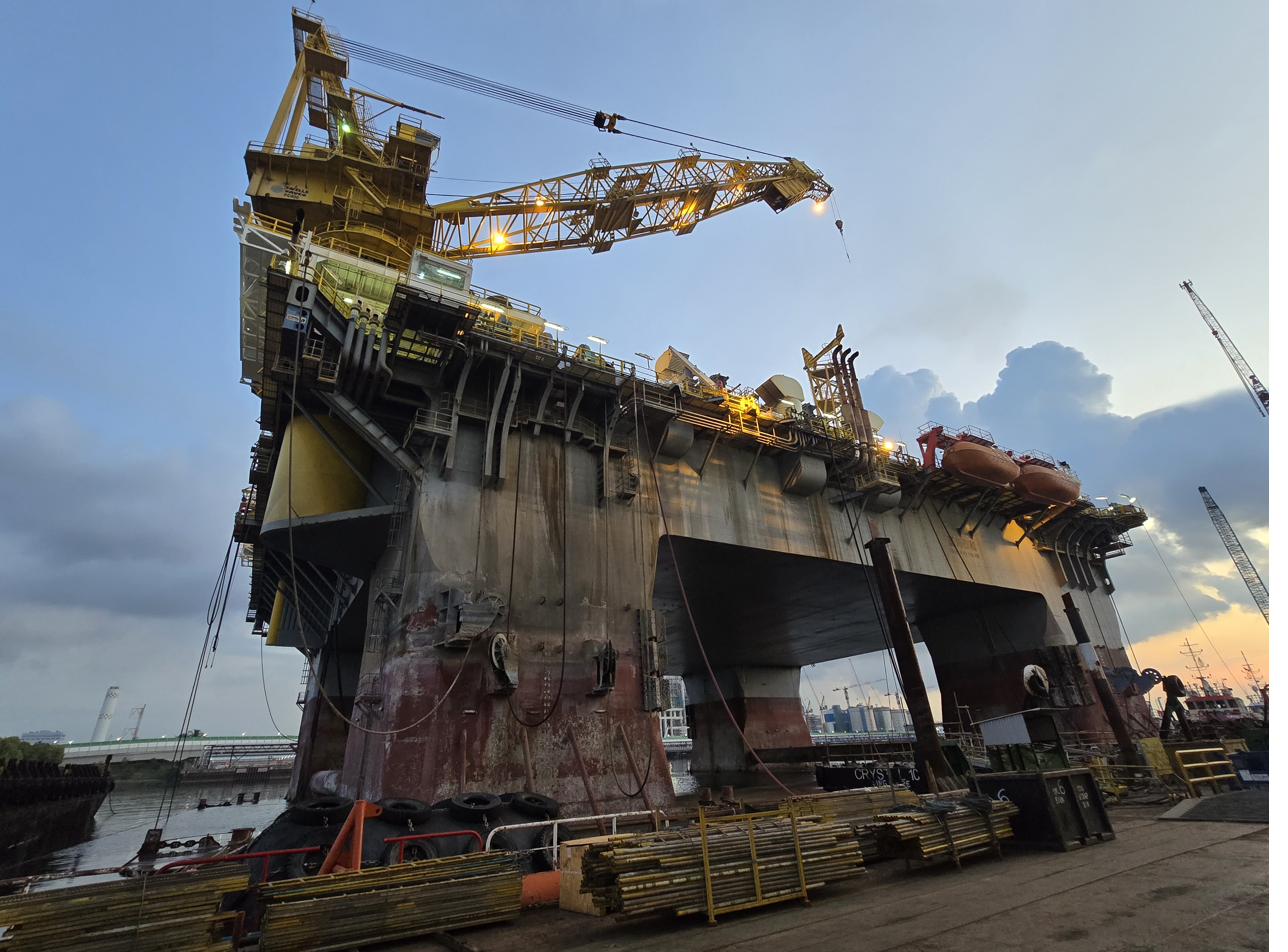 Semi-submersible rig